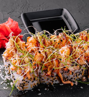 Güzel baharatlı, özel volkanik suşi rulosu.