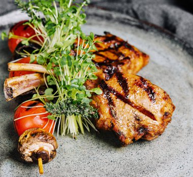 Tabakta mantarlı biftek.