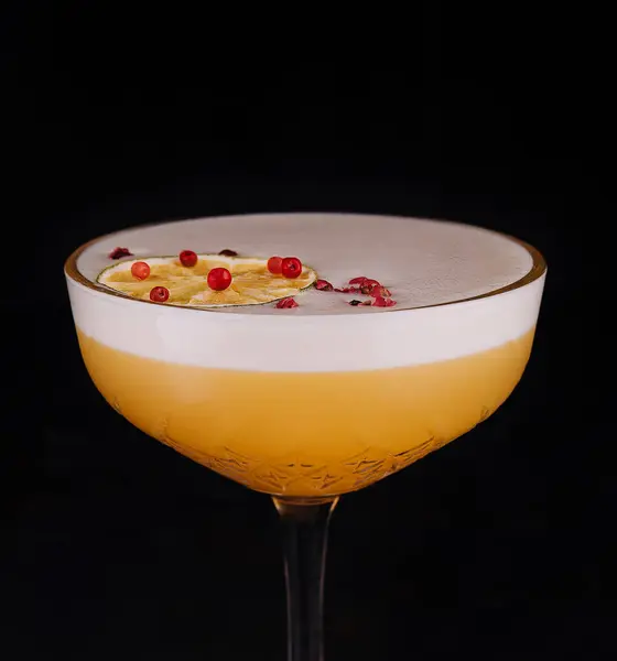 Glas Välsmakande Whisky Sura Cocktail Svart — Stockfoto