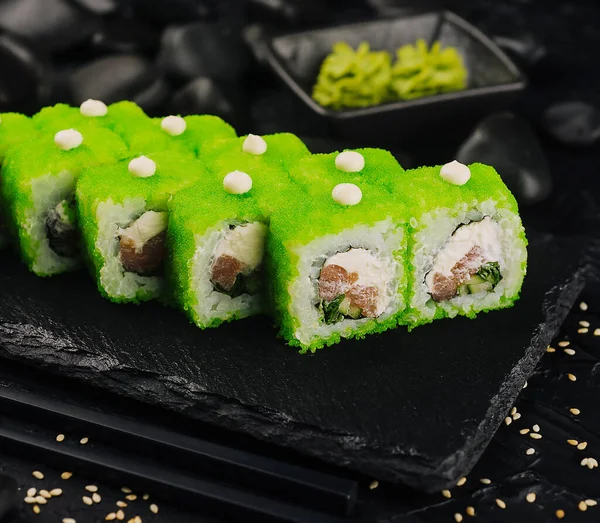 California Sushi Rolls Tuna Green Caviar — Stok fotoğraf