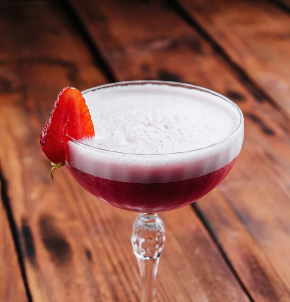 Strawberry Alcoholic Cocktail Foam Wood — Stockfoto