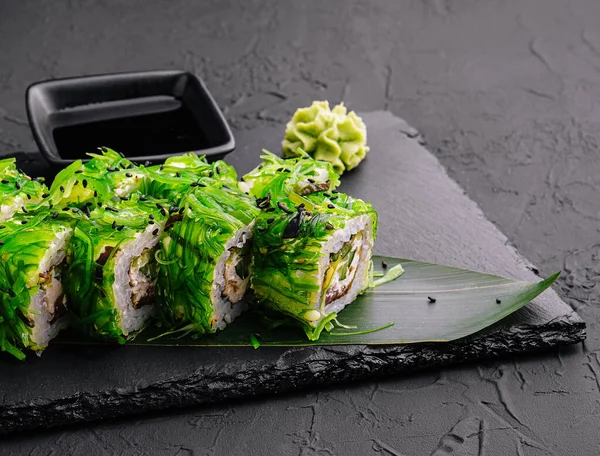 Suşi Wasabi Yosun Salatasıyla Süslenmiş Uramaki — Stok fotoğraf
