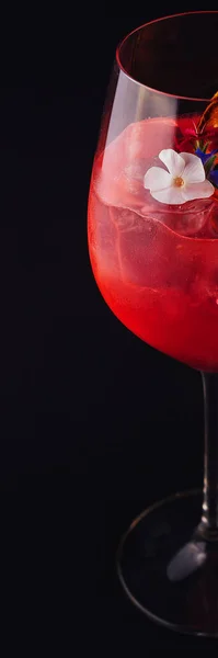 Cocktail Negroni Gelo Perto — Fotografia de Stock