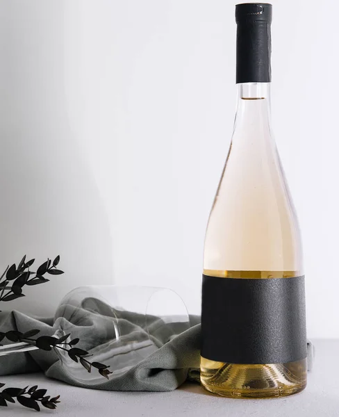 Ποτήρι Κρασιού Και Μπουκάλι Λευκό Κρασί — Φωτογραφία Αρχείου