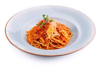 Parmesan peynirli ve domatesli spagetti bolonezi.