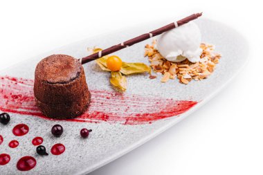 Beyaz tabak ve çikolatalı pasta.