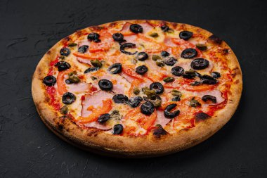 Jambonlu pizza, parmesanlı peynir ve zeytinli.