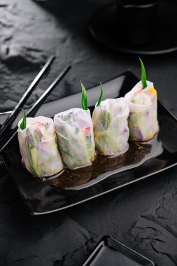 Vietnam börekleri siyah tabakta