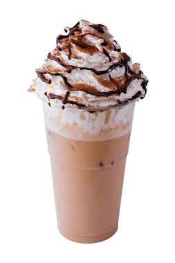 Beyaz arka planda nefis milkshake ile servis bardağı