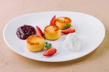 süzme peynirli kek çilek ile