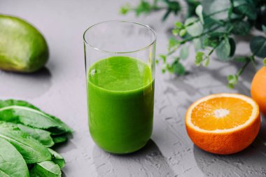 Taze yapılmış ıspanak püresi ve portakal suyu.