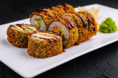 Beyaz tabakta Tempura Maki Suşi.