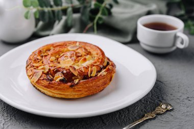 Badem ve kuru üzümlü nefis ev yapımı fırın.