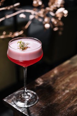 Pembe kadın alkolik kokteyli yakın çekim.