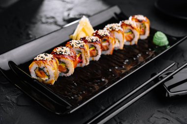 Geleneksel Kanada suşisi tabakta.