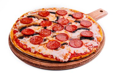 Sosisli, beyaz arka planlı Pepperoni pizza.
