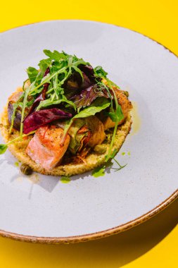 Kuskus ve roka ile kızarmış somon.