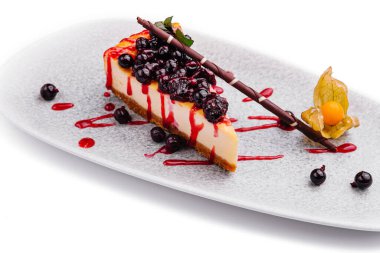 Klasik New York usulü üzümlü peynirli kek.