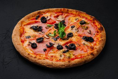 Jambonlu ve siyah zeytinli iştah açıcı Sicilyalı pizza.