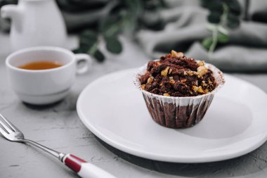 Bir fındık kırıntılı siyah çikolatalı kek.