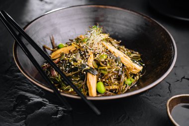 Baharatlı yemek, tavada etli ve sebzeli erişte.