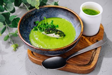 Brokoli, ıspanak kremalı çorba.