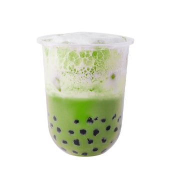 Lezzetli sütlü çay, beyaz üzerine izole.