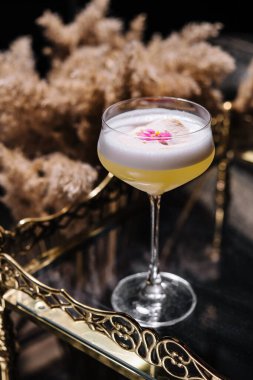 Köpüklü sarı limon kokteyli.