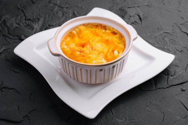 Bir kase lezzetli ev yapımı makarna ve peynir