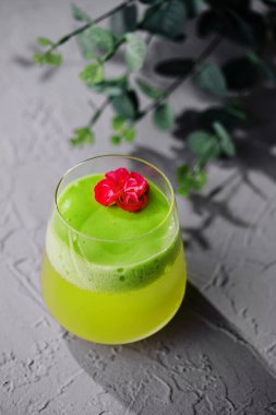 Elmalı ve güllü kokteyl