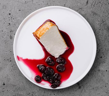 plaka üzerinde berry soslu Cheesecake