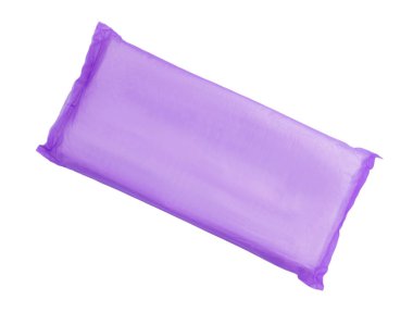 Beyaz arkaplanda izole edilmiş mor plastik çöp torbaları