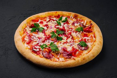 Siyah taşın üzerinde İtalyan pizzası