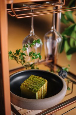 Kremalı ve fıstıklı fıstıklı pasta.