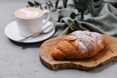 Kahveli bademli kruvasan.