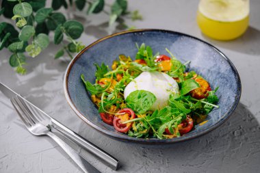 Lezzetli burrata salata üst görünümü