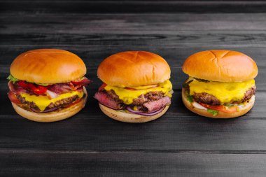 Ahşap masa manzaralı lezzetli burgerler.