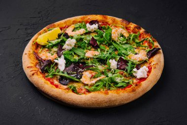 Karides, roka ve kremalı pizza.