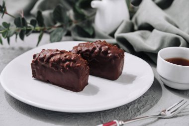 Çikolatalı kurabiye, fındık ve çay.