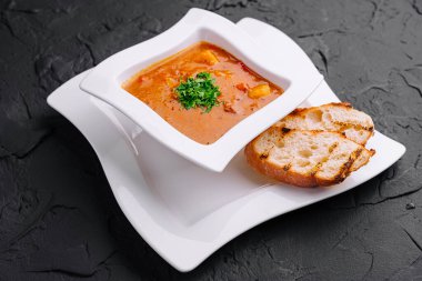 Kolombiya domuz pirzolası çorbası ve ekmek.