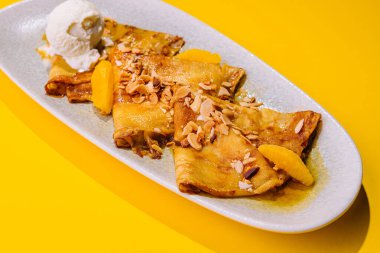 Ballı krep, mendal ve dondurma.