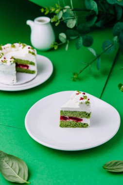 İçinde ahududu reçeli olan şam fıstıklı kek