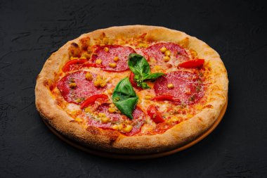 Güzel ve lezzetli biberli pizza ve mısır.