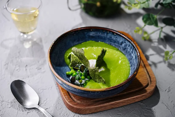 Bezelye, brokoli, ıspanak kremalı çorba.