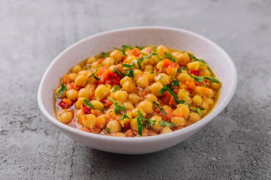 Beyaz kasede pişmiş nohut.