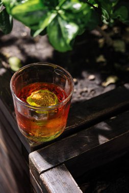 Alkolik Negroni Kokteyl Üst Görünümü
