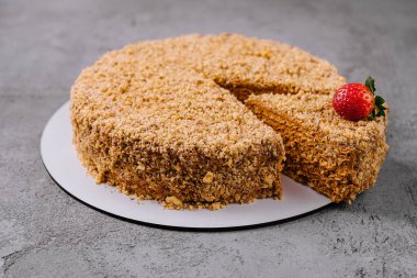 Geleneksel tatlı, cevizli kek.