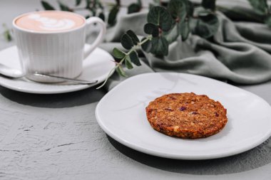 Beyaz Tabakta yulaf ezmesi Kurabiyeler ve çay fincanı