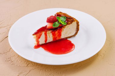 Cheesecake ile plaka üzerinde çilek reçeli