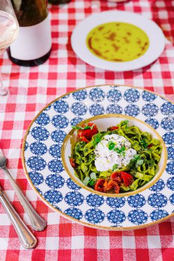 Tabak masada pesto soslu lezzetli makarna